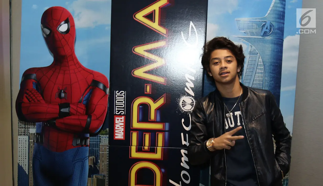 Aktor Bastian Steel berpose disamping poster bergambar Spiderman: Homecoming di Gandaria City, Selasa (4/7). (Liputan6.com/Herman Zakharia