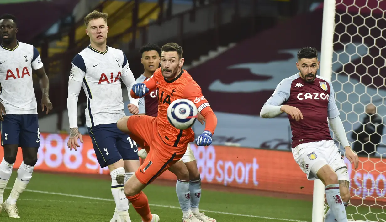 Kiper Tottenham Hotspur, Hugo Lloris (tengah) mementahkan serangan pemain Aston Villa dalam laga lanjutan Liga Inggris 2020/2021 pekan ke-29 di Villa Park, Minggu (21/3/2021). Tottenham menang 2-0 atas Aston Villa. (AP/Rui Vieira/Pool)