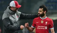 Pelatih Liverpool, Jurgen Klopp, memberikan selamat kepada Mohamed Salah usai timnya meraih kemenangan atas Atalanta pada laga lanjutan Liga Champions 2020/2021 di Gewiss Stadium, Rabu (4/11/2020) dini hari WIB. Liverpool menang 5-0 atas Atalanta. (AFP/Miguel Medina)