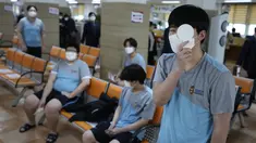 Seorang calon tentara Korea Selatan yang mengenakan masker tes mata saat menjalani pemeriksaan kesehatan untuk wajib militer di kantor Administrasi Tenaga Kerja Militer Seoul di Seoul, Senin (7/2/2022). (AP Photo/Ahn Young-joon)