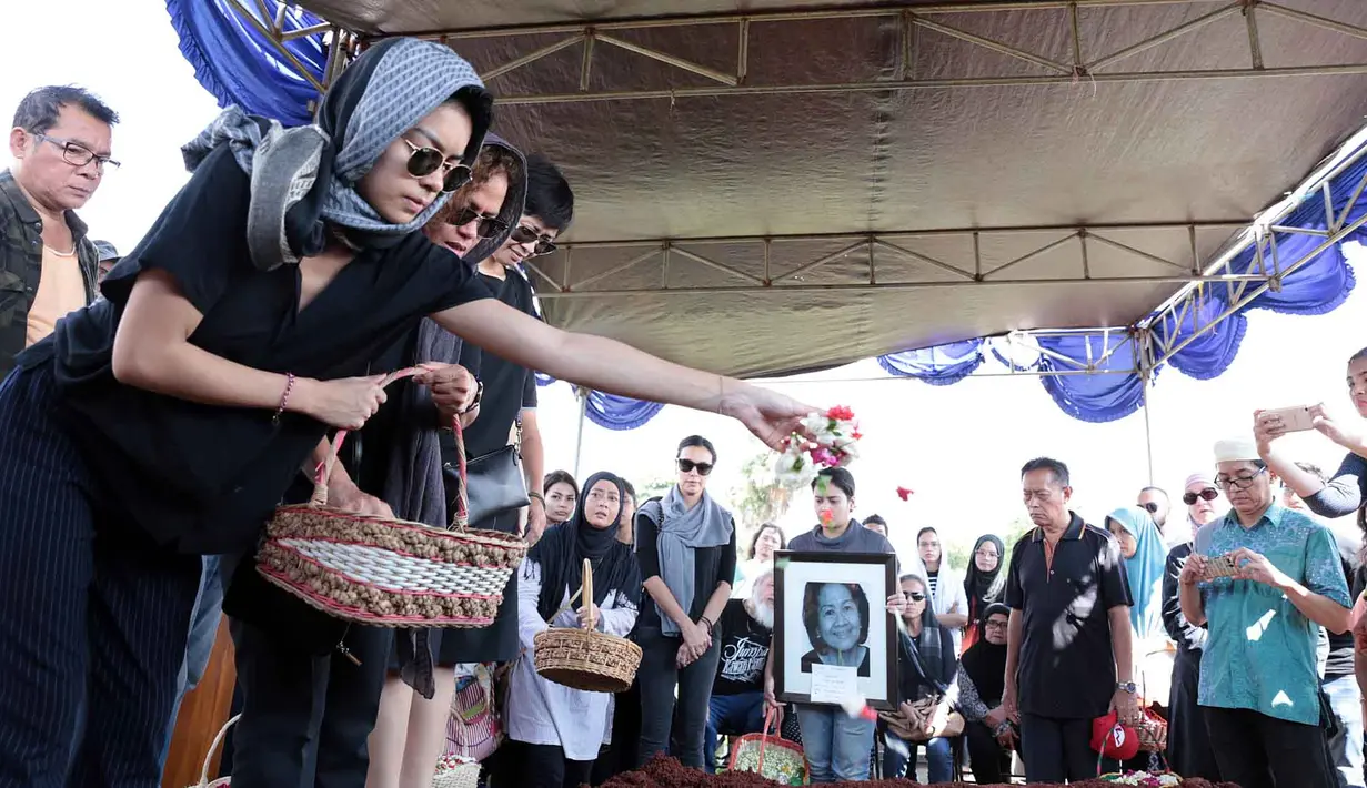 Eva, anak dari Indra Lesmana saat menikah dengan Sophia Latjuba ini menuturkan doa untuk neneknya. Ia berharap agar neneknya yang dipanggil dengan sebutan eyang putri bisa tenang di sisi Allah SWT. (Deki Prayoga/Bintang.com)