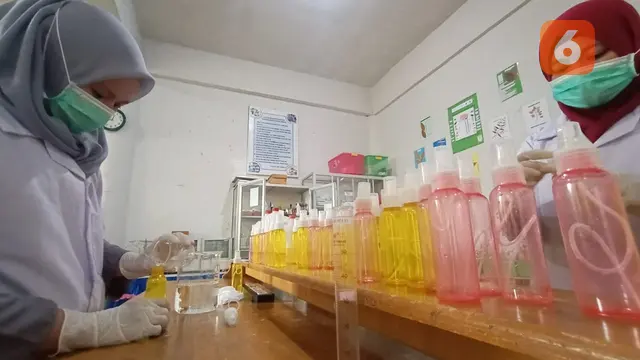 produksi hand sanitizer di SMK Muhammadiyah 1 Palu