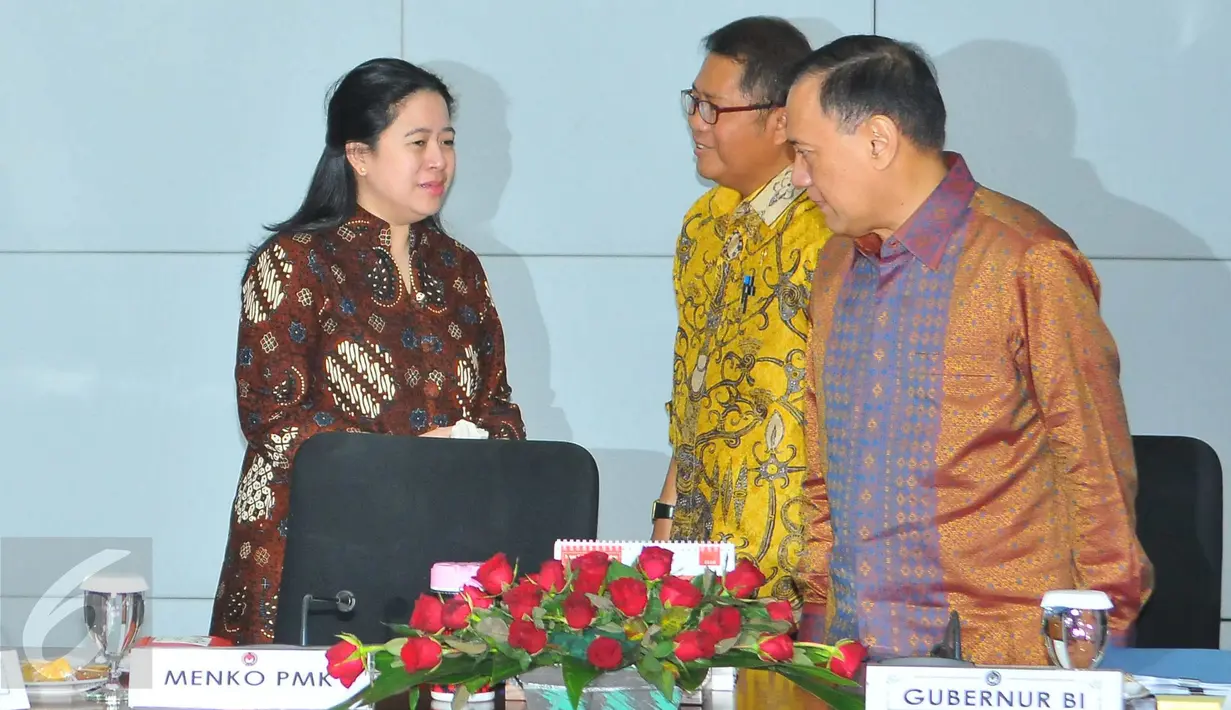 Menko PMK Puan Maharani berbincang dengan Gubernur BI Agus Martowardojo dan Menkominfo Rudiantara sebelum rapat koordinasi di Jakarta, Selasa (8/11). Rakor membahas rancangan perpres penyaluran bantuan sosial secara non tunai. (Liputan6.com/Angga Yuniar)