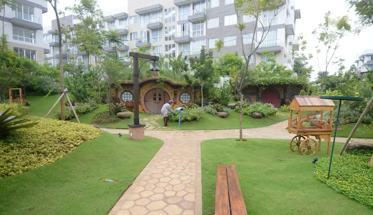 Suasana taman tematik bernuansa rumah hobbit di kawasan hunian vertikal di Serpong, Tangerang, Banten, Kamis (3/12/2020). Taman tematik tersebut bertujuan untuk mendukung relasi sosial antar warga serta menciptakan hunian sehat di tengah pandemi COVID-19. (merdeka.com/Dwi Narwoko)