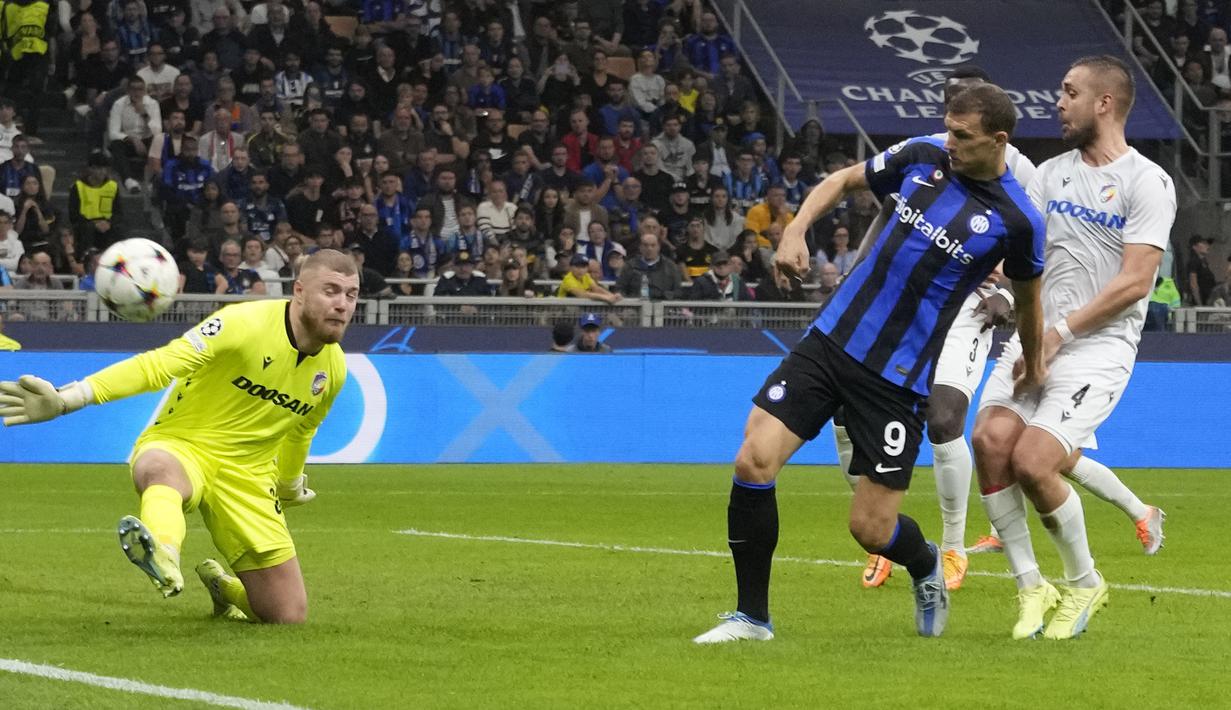 Inter Milan sukses mengamankan satu tiket babak 16 besar Liga Champions 2022/2023 usai mengalahkan Viktoria Plezn 4-0 pada Kamis (27/10/2022) dini hari WIB. Bintang kemenangan Nerazzurri tersebut adalah Edin Dzeko yang sukses mencetak dua gol. (AP/Luca Bruno)