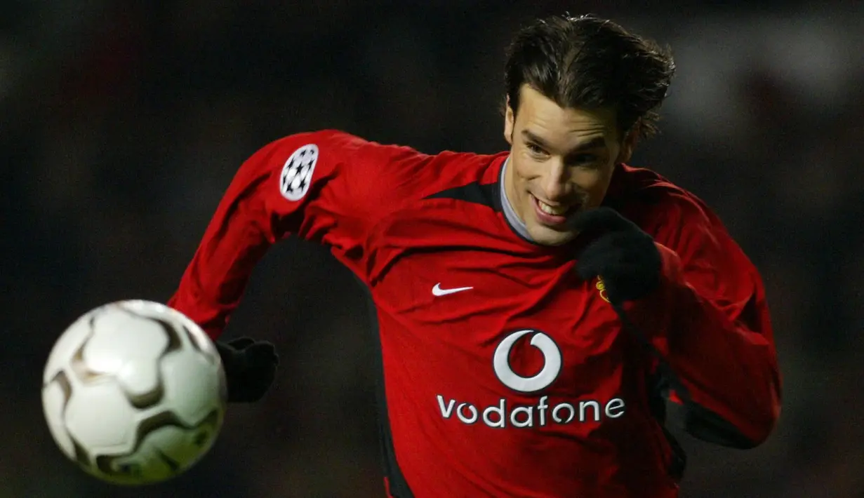 Pelatih PSV saat ini, Ruud van Nistelrooy ternyata juga tercatat sebagai pemain termahal yang pernah dilepas oleh PSV PSV Eindhoven. Pada 2001, ia diboyong oleh Manchester United dengan harga 28,5 juta euro. Itu membuatnya tercatat sebagai penjualan PSV termahal selama 14 tahun. (AFP/Adrian Dennis)