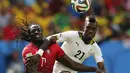 Pemain belakang Ghana, John Boye (kanan), berusaha menahan pergerakan penyerang Portugal, Eder, saat berlaga di penyisihan Piala Dunia 2014 Grup G di Stadion Nasional Brasilia, (26/6/2014). (REUTERS/Ueslei Marcelino)