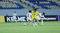 Timnas Malaysia U-17 melawan Timnas Indonesia U-17. (Bola.com/Muhammad Iqbal Ichsan).