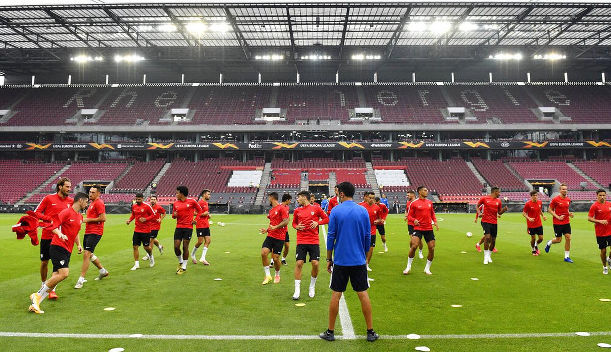 Para pemain Sevilla melakukan latihan jelang laga semifinal Liga Europa di Cologne, Jerman, Sabtu (15/8/2020). Sevilla akan berhadapan dengan Manchester United. (AP Photo/Martin Meissner)