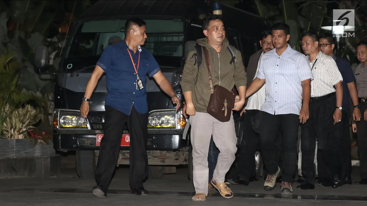 Terjaring OTT, Begini Ekspresi Kadis PUPR Tulungagung Saat Digiring ke KPK