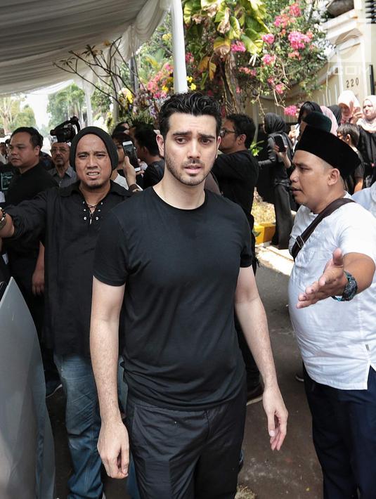 Foto Faldy Albar Meninggal Fachri Dan Achmad Albar Gotong Keranda Jenazah Showbiz Liputan6 Com