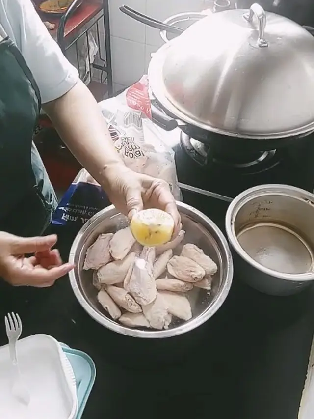 Bukan Pakai Jeruk Nipis, Ini Cara Cuci Ayam Agar Bersih Optimal dan Tidak Bau Amis