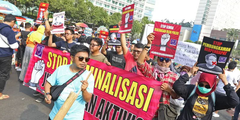 Kasus Dandhy Laksono, AJI Jakarta Gelar Aksi Jalan Mundur di CFD