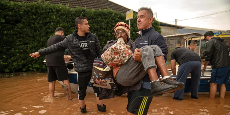 Evakuasi Korban Banjir di Porto Alegre Brasil