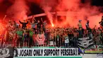 Suporter tim Bajul Ijo bernyanyi dan menyalakan suar usai menyaksikan laga penyisihan Dirgantara Cup 2017 antara Persebaya melawan Cilegon Utd di Stadion Maguwoharjo, Sleman, Sabtu (4/3). Persebaya kalah 1-2. (Liputan6.com/Helmi Fithriansyah)