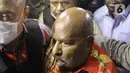 Gubernur Papua Lukas Enembe tiba di Rumah Sakit Pusat Angkatan Darat (RSPAD) Gatot Soebroto, Jakarta, Selasa (10/1/2023) malam. Lukas Enembe menjalani  pemeriksaan kesehatan sebelum diperiksa sebagai tersangka Komisi Pemberantasan Korupsi (KPK) terkait kasus suap dan gratifikasi. (merdeka.com/Imam Buhori)