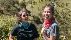 Mendaki gunung menjadi salah satu hobi yang cukup menantang. Dibutuhkan stamina yang kuat serta motivasi yang tinggi agar kuat untuk tetap mendaki disaat jalur pendakian masih panjang. Disinilah dibutuhkan teman, agar perjalanan terasa ringan dan semakin menyenangkan. Dalam pendakiannya, Haviza pun menikmati bersama sahabat yang diabadikan dalam media sosial Instagram. (Liputan6.com/IG/@havizadevianjani)