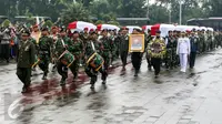 Jenazah korban jatuhnya helikopter di Poso tiba TMP Kalibata, Jakarta, Selasa (22/3). Sebelumnya dilangsungkan upacara pelepasan jenazah yang dipimpin oleh Presiden Jokowi di Lanud Halim Perdana Kusuma. (Liputan6.com/Yoppy Renato)