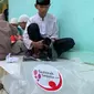 Donasi sepatu dari Komunitas Sedekah Sepatu Purbalingga di Madrasah Diniyah Al Inaba, Banjarnegara. (Foto: Liputan6.com/Nugroho Purbo)