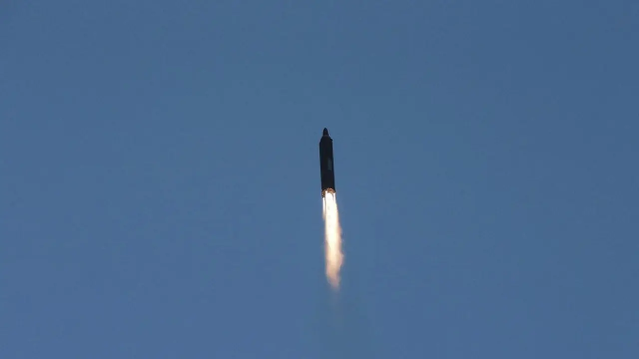 Hwasong-12 yang diluncurkan Korut pada Minggu 14 Mei 2017