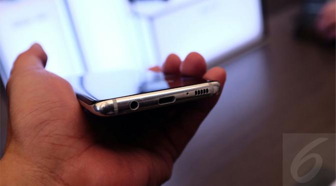 Samsung Galaxy S8 Samsung Galaxy S8 - Audio Jack Port 3.5 mm, USB Type C Port, dan Speaker Grill di Bodi Bawah. Liputan6.com/Iskandar
