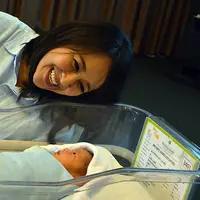 Kabar bahagia tengah dirasakan oleh pasangan suami Chua Kotak dan suami Firmansyah Mahidin Putra. Chua beberapa hari lalu melahirkan seorang bayi laki-laki melalui proses caesar. (Deki Prayoga/Bintang.com)