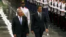 Presiden Kuba Raul Kastro dan PM Italia Matteo Renzi melakukan inspeksi pasukan saat kunjungan kenegaraan di Istana Revolusi, Havana, Rabu (28/10). Renzi menjadi kepala pemerintahan Italia yang mengunjungi Kuba pertama kalinya. (REUTERS/Enrique de la Osa)