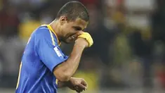 Reaksi gelandang Brasil Felipe Melo seusai diganjar kartu merah di laga perempat final PD 2010 lawan Belanda di Nelson Mandela Bay Stadium, Port Elizabeth, 2 Juli 2010. AFP PHOTO / THOMAS COEX 