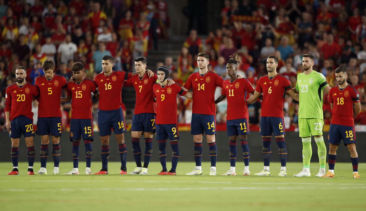 Para pemain starting XI Timnas Spanyol berbaris menyanyikan lagu kebangsaan Spanyol sebelum dimulainya laga Grup A Kualifikasi Euro 2024 menghadapi Timnas Siprus di Granada, Spanyol, Rabu (13/9/2023) dini hari WIB. (AP Photo/Fermin Rodriguez)