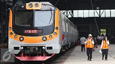 Petugas PT KAI berjalan disamping KRL saat dilakukan uji coba jalur di Stasiun Tanjung Priok, Jakarta, Senin (23/11). Stasiun seluas 3.768 meter persegi tersebut rencananya akan digunakan setelah renovasi Januari 2016. (Liputan6.com/Immanuel Antonius)