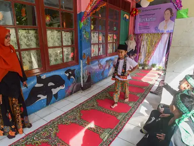 Beberapa siswa mengikuti pergelaran busana tradisional saat peringatan Hari Kartini di Taman Kanak-Kanak Hidayatusshibyan, Cinere, Depok, Jawa Barat, Selasa (21/4/2026). Kegiatan ini menghadirkan beragam pakaian adat dari berbagai daerah di Indonesia dalam suasana meriah dan penuh warna. (merdeka.com/Arie Basuki)