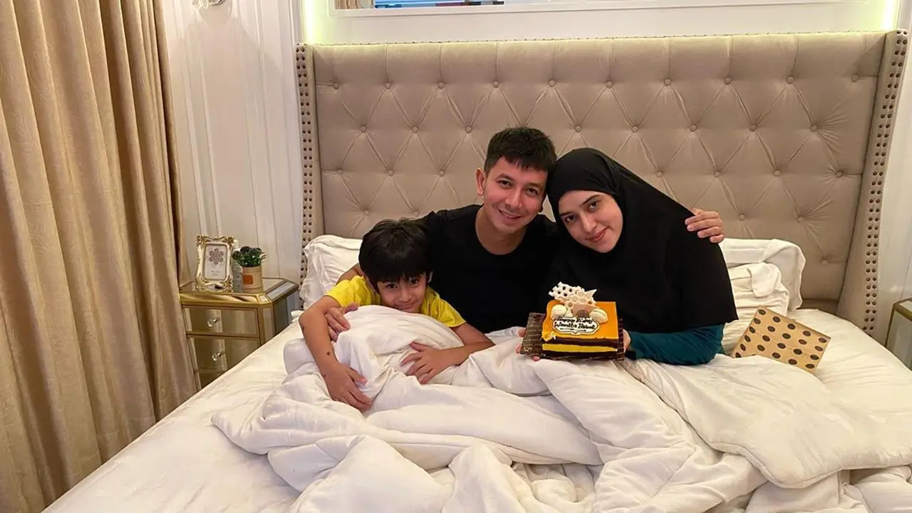 Momen Perayaan Ulang Tahun Fairuz A Rafiq Bersama Keluarga dan Kerabat Terdekatnya