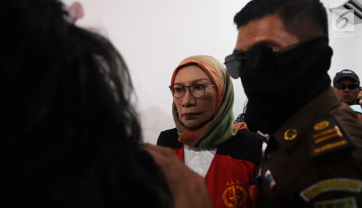 Terdakwa penyebaran berita bohong atau hoaks Ratna Sarumpaet tiba di Pengadilan Negeri Jakarta Selatan, Kamis (28/2). Ratna Sarumpaet menjalani sidang perdana dengan agenda pembacaan dakwaan dari jaksa penuntut umum. (Liputan6.com/Herman Zakharia)