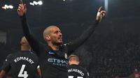 Gelandang Manchester City, David Silva merayakan gol ke gawang Stoke City pada pertandingan pekan ke-30 Premier League di bet365 Stadium, Selasa (13/3). David Silva menjadi pahlawan dengan memborong dua gol kemenangan Manchester City. (PAUL ELLI/AFP)