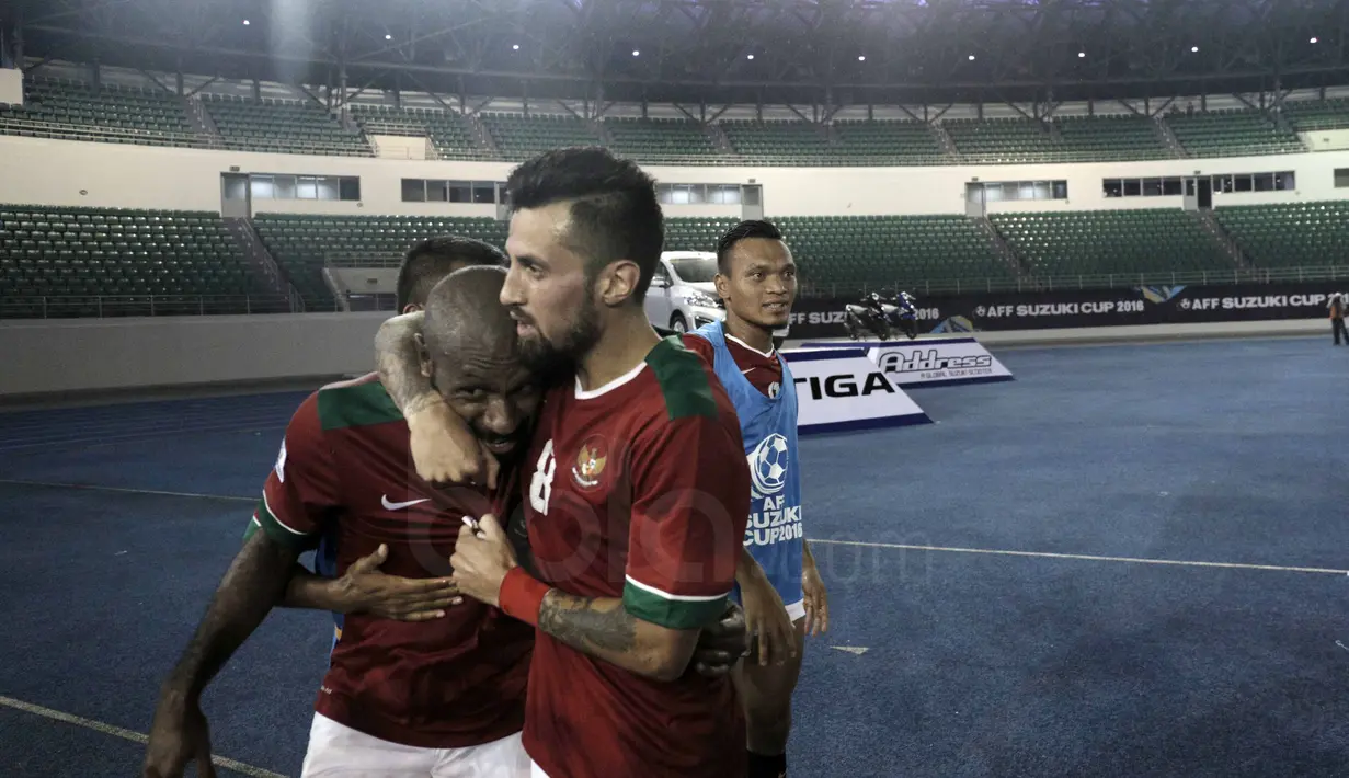 Pelukan Stefano Lilipaly untuk kapten  Timnas Indonesia, Boaz Solossa (kiri) saat melawan Filipina pada laga AFF Suzuki Cup 2016 di Philippines Sports Stadium, (22/11/2016). (Bola.com/Nicklas Hanoatubun) 