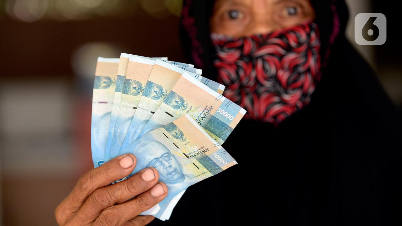 Warga Curug Terima Bantuan Langsung Tunai Dana Desa