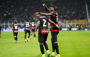 Pemain AC Milan, Pervis Estupinan (tengah), merayakan gol pembuka bersama Rafael Leao dalam laga Serie A melawan Inter Milan, Minggu (8/3/2026). (AP Photo/Luca Bruno)
