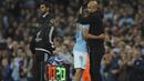 Pelatih Manchester City, Pep Guardiola memeluk Sergio Aguero saat keluar lapangan pada laga grup F Liga Champions di Etihad stadium, Manchester, (26/9/2017). City menang 2-0. (AP/Rui Vieira)