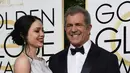 Mendampingi sang kekasih, Rosalind yang sedang mengandung anak dari Mel Gibson hadir dengan perutnya yang semakin membesar. Kecantikannya pun semakin terpancar dengan balutan gaun berwarna silver. (AFP/Bintang.com)