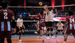 Pemain tim The Actors, Dion Wiyoko berusaha melakukan spike ke arah tim The Musicians dalam laga Bahkan Voli 3 di Mahaka Square, Kelapa Gading, Sabtu (15 November 2025). (Bola.com/Internships/Monica Putri Salsabila)