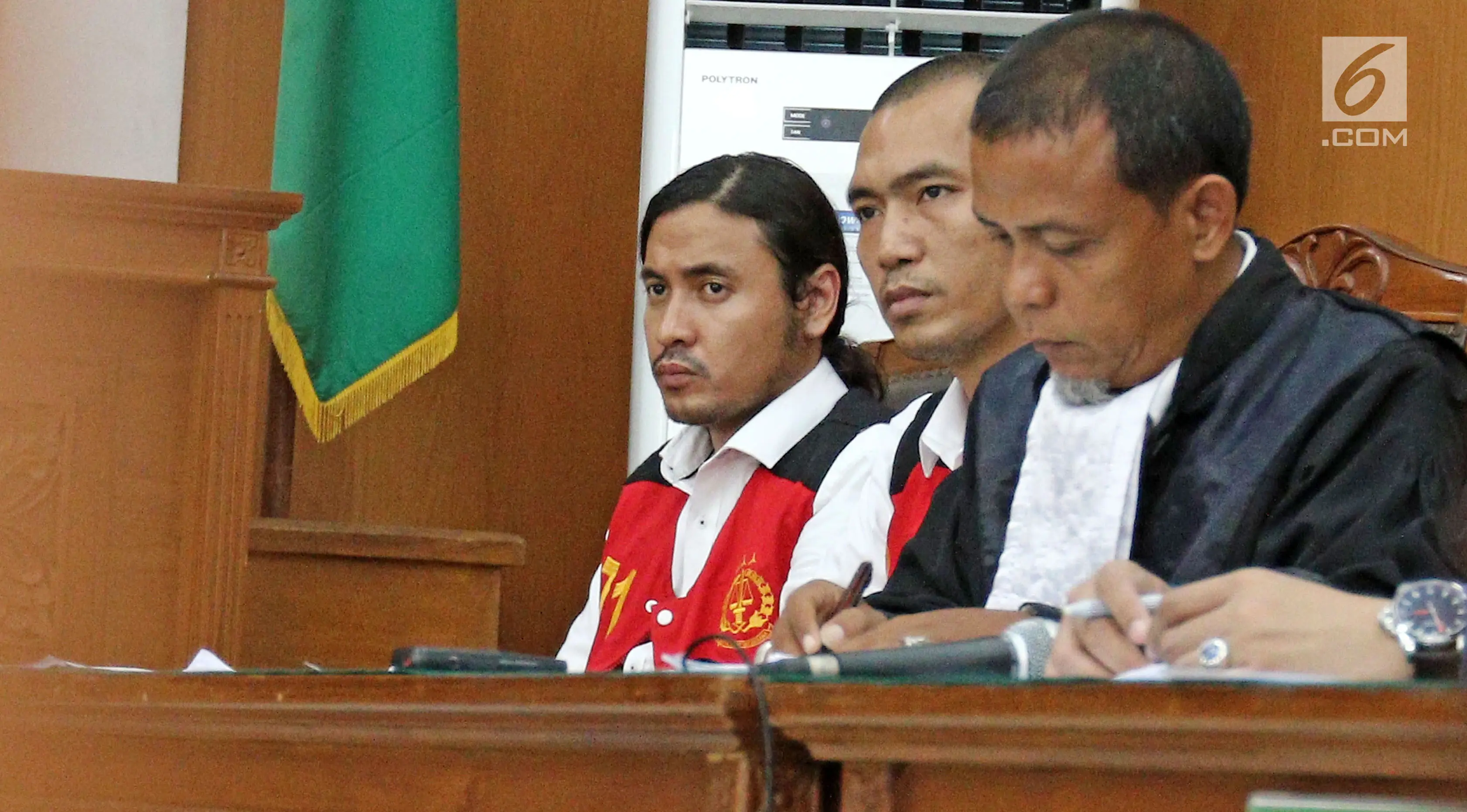 	Marcello Tahitoe alias Ello kembali menjalani sidang kasus narkoba di Pengadilan Negeri Jakarta Selatan, Selasa (7/11/2017). (Herman Zakharia/Liputan6.com)