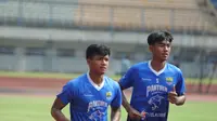 Pemain Persib Bandung, Muhammad Bayu Fiqri (kiri) dan Kakang Rudianto saat sesi latihan di Stadion GBLA, Kota Bandung, Selasa (2/3/2021). (Bola.com/Erwin Snaz)