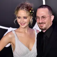Setelah satu bulan putus, Jennifer Lawrence kembali terlihat jalan berdua dengan Darren Aronofsky. (James Devaney/FilmMagic/VanityFair)