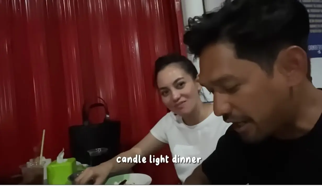 Selesai potong rambut, sang istri juga langsung mengajaknya untuk makan terlebih dulu. Tampak, Ibnu Jamil tidak lagi gondrong baik rambut maupun kumis hingga jenggotnya. [Youtube/RINDU FAMILY]