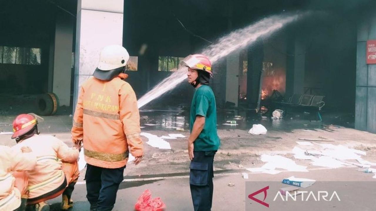 Aksi Heroik Damkar Padamkan Api DPRD NTB: Terobos Barikade Massa Lewat Jalur Belakang, Begini Kisahnya!