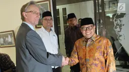 Ketua Umum PKB Muhaimin Iskandar menerima kunjungan Dubes Rusia untuk Indonesia Mikhail Galuzin di Kantor DPP PKB, Jakarta, Rabu (7/6). Kunjungan terkait peluang kerja sama antara Indonesia-Rusia dalam penanggulangan terorisme. (Liputan6.com/Helmi Afandi)