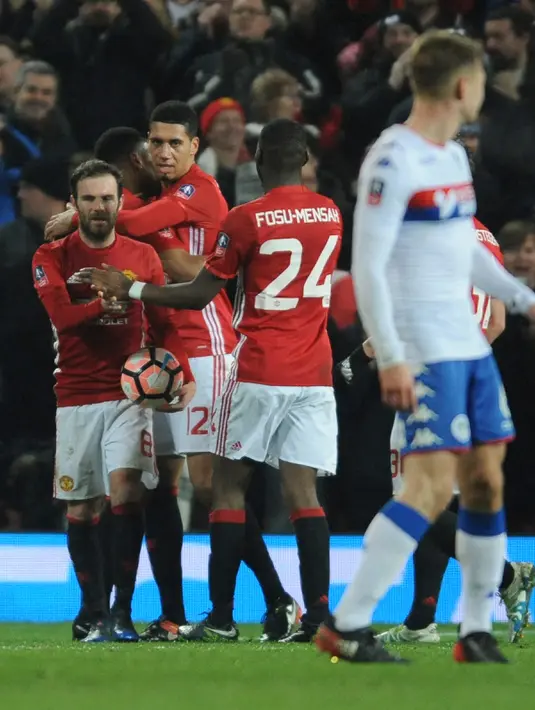 Bek MU, Chris Smalling melakukan selebrasi bersama rekan-rekannya usai mencetak gol ke gawang  Wigan Athletic pada Piala FA di Stadion Old Trafford, Inggris (29/1). MU menang atas Wigan 4-0. (AP Photo/Rui Vieira)