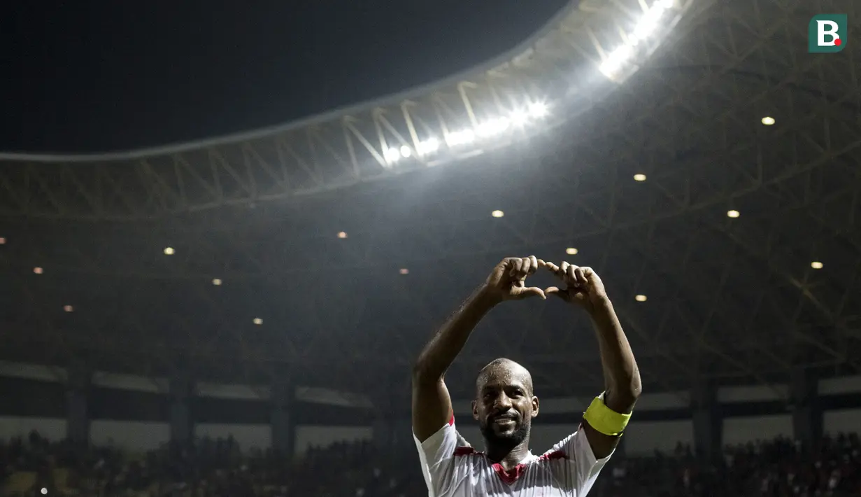 Kapten Palestina, Abdallatif Albahdari, menyapa suporter Indonesia pada laga Asian Games di Stadion Patriot, Jawa Barat, Rabu (15/8/2018). Indonesia takluk 1-2 dari Palestina. (Bola.com/Vitalis Yogi Trisna)