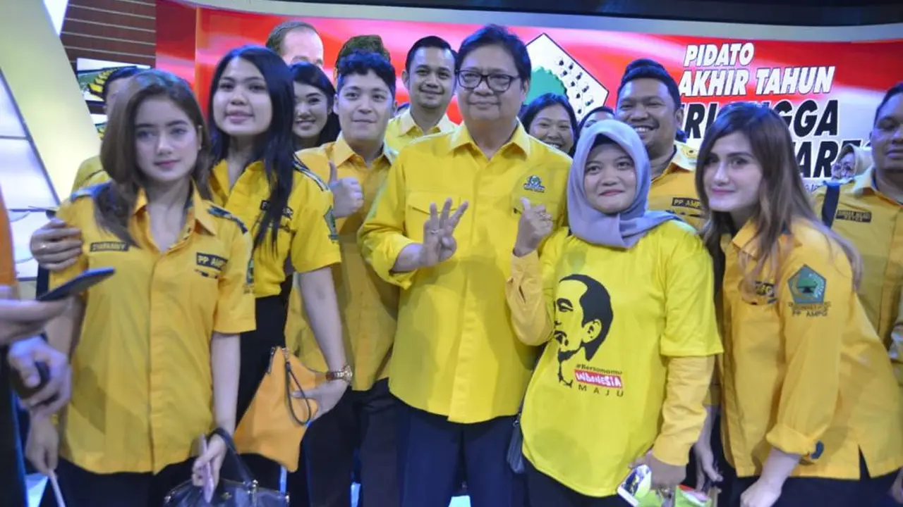 Ketua Umum Partai Golkar Airlangga Hartarto bersama sejumlah kadernya di Solo, Jawa Tengah (istimewa)