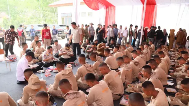 Momen Hangat Mendagri Santap Siang Bersama Praja IPDN di Tengah Misi Kemanusiaan